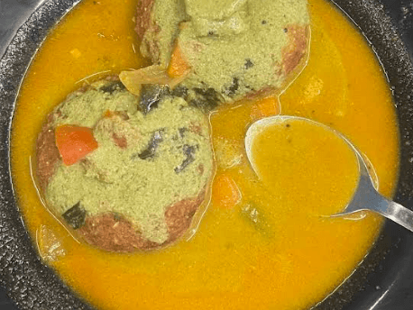 Golden medu vada with sambar and coconut chutney