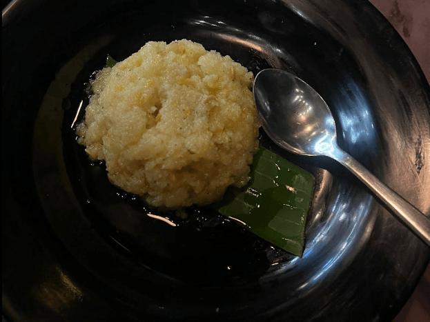 Ven pongal garnished with cashews and curry leaves